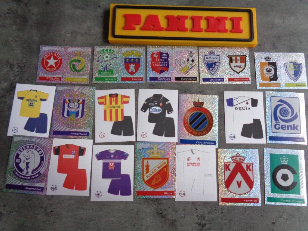 PANINI FOOTBALL 2012 STICKERS 19X BADGES TENUES voetbal, Verzenden, Nieuw