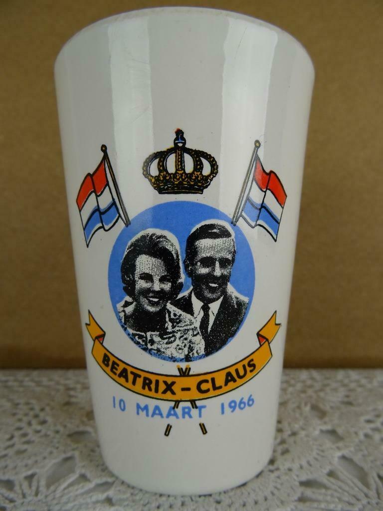 Herinneringsbeker beker Beatrix en Claus 1966 curiosa kunst, Ophalen of Verzenden, Zo goed als nieuw, Servies