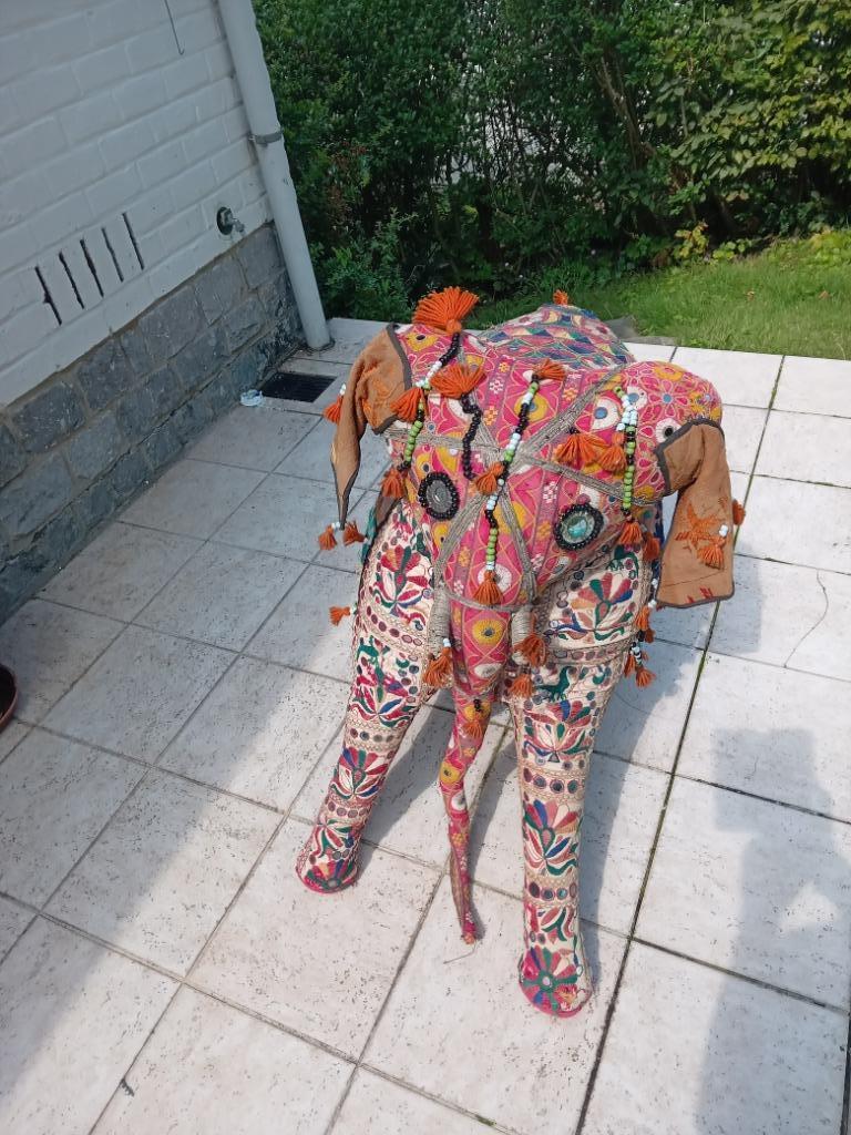 Grand éléphant indien en tissu des années 50, Enlèvement