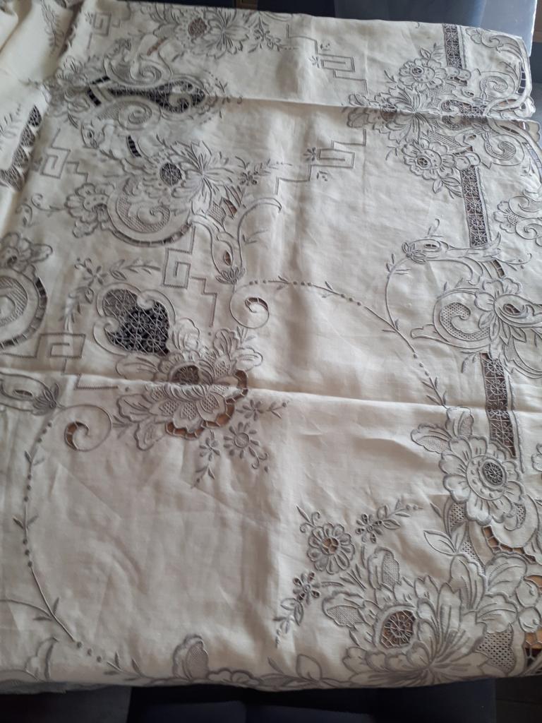 Prachtig geborduurd tafelkleed + servietten  - IN NIEUWSTAAT, Huis en Inrichting, Ophalen of Verzenden, Nieuw, Binnen