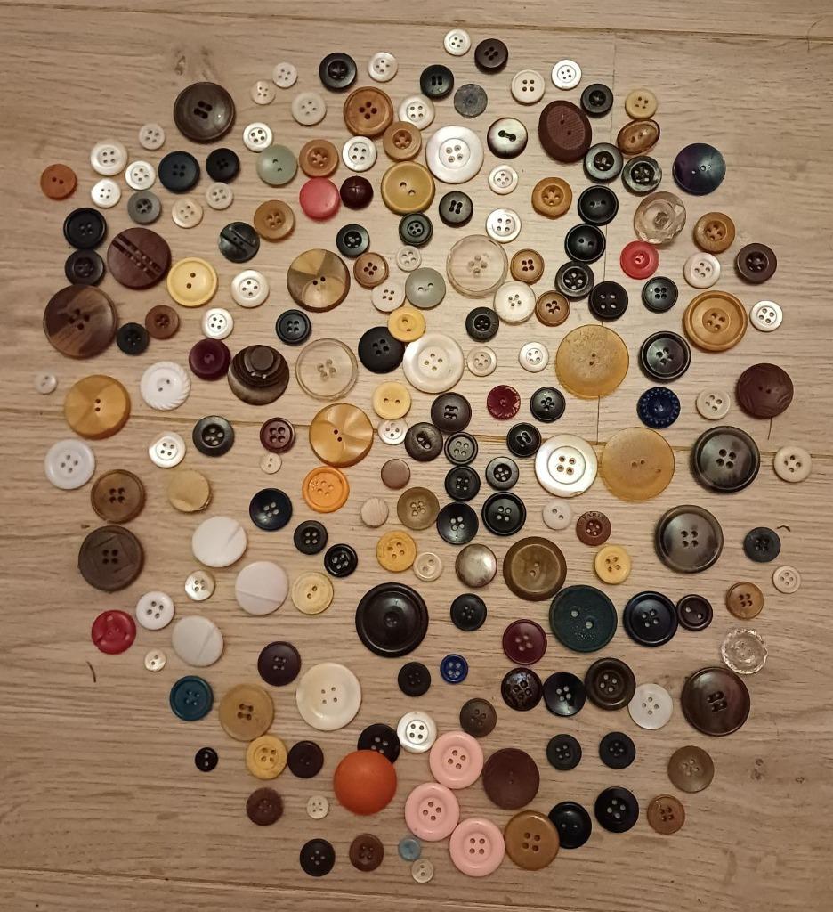 Lot de 190 boutons pour vêtements, Enlèvement ou Envoi, Utilisé, Bouton ou Boutons