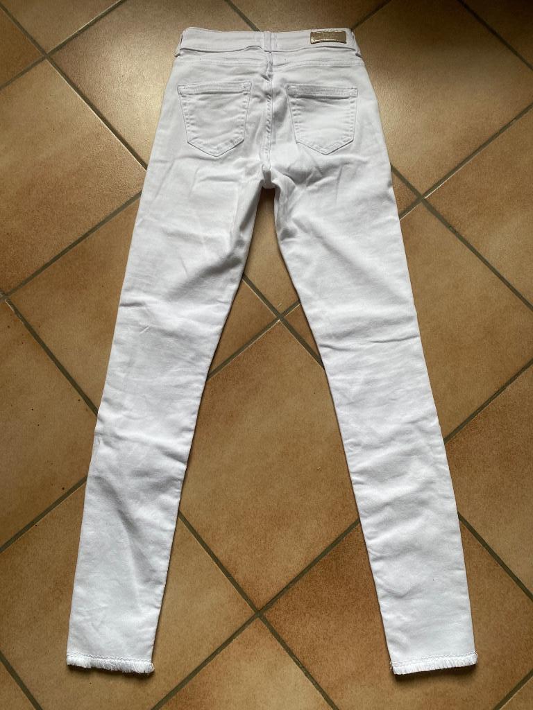 Only jeans XS 34 ongerepte wit gerafelde onderkant als nieuw, Only, Verzenden, Wit, Zo goed als nieuw