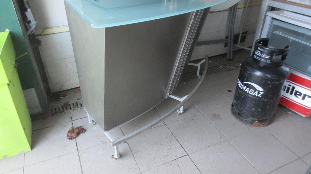 bar toog met glazen leggers en 4 bar stoelen, Ophalen