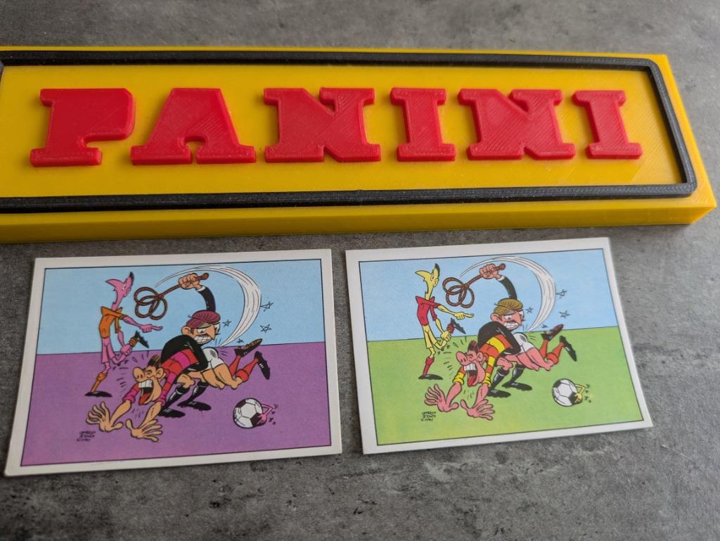 PANINI FOOTBALL 1973/74 Caricaturen 2X drukfout 1973 nr 233, Hobby en Vrije tijd, Stickers en Plaatjes, Verzenden