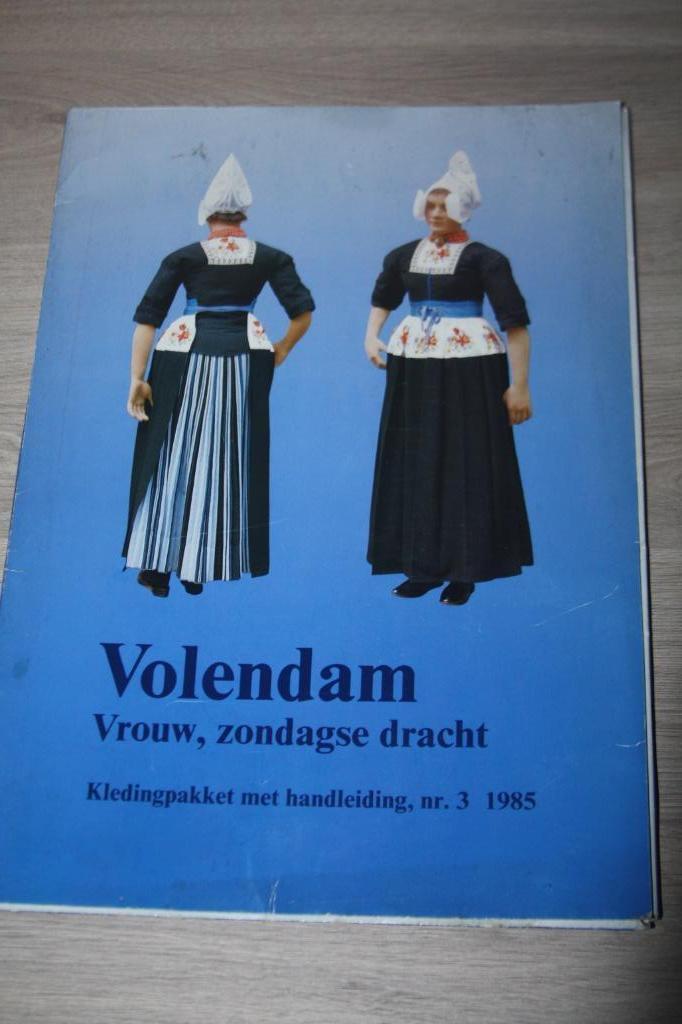 Volendam Vrouw , Zondagse dracht , kledingpakket nr3 1985, Hobby & Loisirs créatifs, Patrons de vêtements, Autres marques, Enlèvement ou Envoi