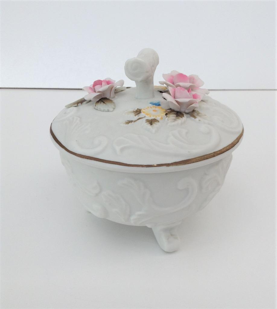 Vintage juwelendoosje in bisquit decor ‘Roosjes’, Antiek en Kunst, Antiek | Keramiek en Aardewerk, Ophalen of Verzenden