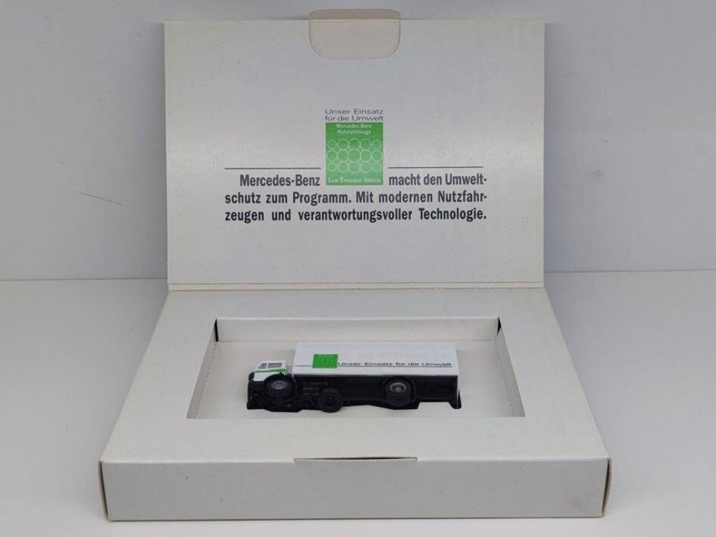 1:87 Herpa  Mercedes Benz 1722 Koffer Low Emission Vehicle, Enlèvement ou Envoi, Comme neuf, Bus ou Camion, Herpa