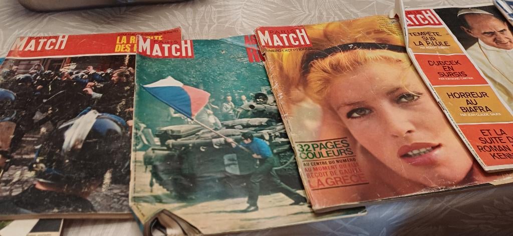 Revues Le Soir et Paris Match annees 1960, Enlèvement ou Envoi