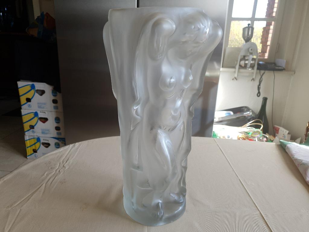 Vase en cristal unique avec deux statues de femmes nues., Enlèvement