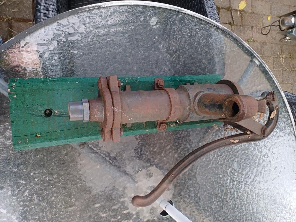 Oude waterpomp, Ophalen, Zo goed als nieuw