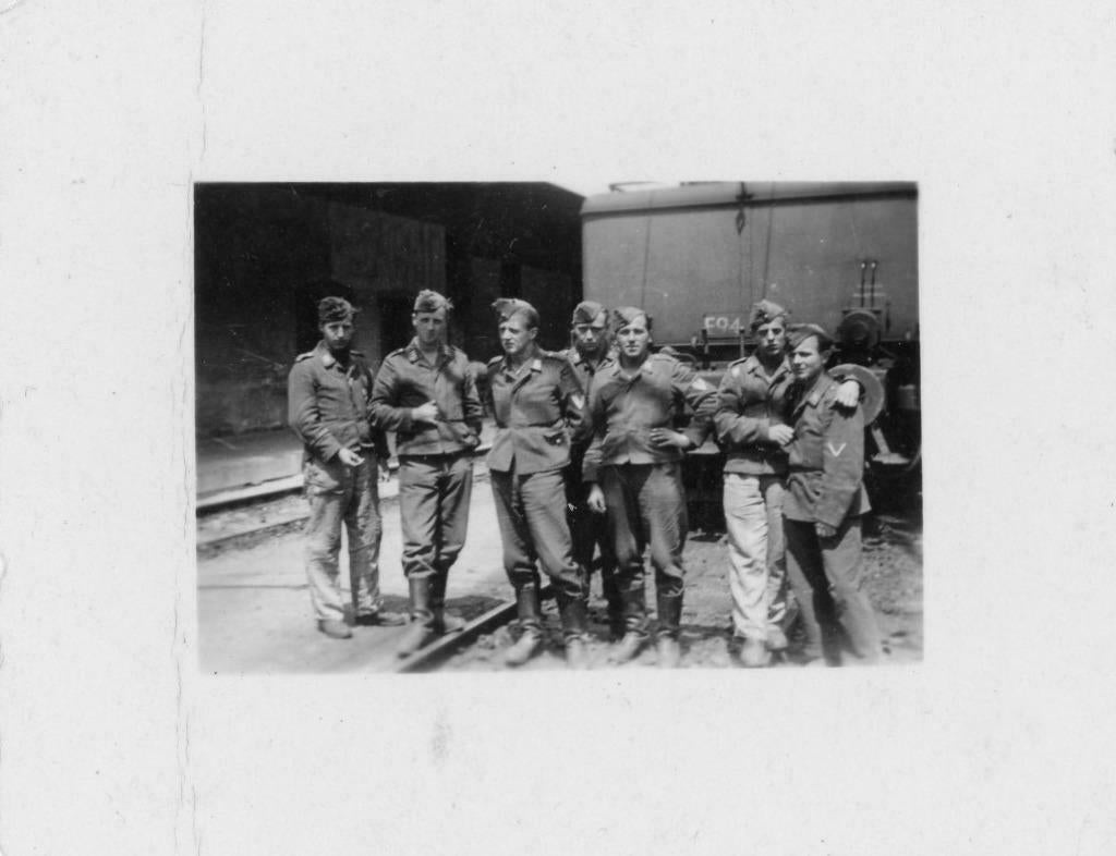 orig. foto - Luftwaffe soldaten in treinstation - WO2, Verzenden, Luchtmacht, Foto of Poster