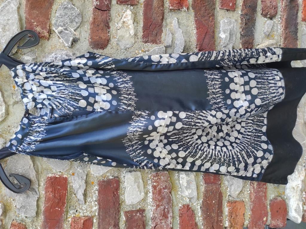 Robe sans manche bleue avec motifs aspect satin, Enlèvement ou Envoi, Porté, Longueur genou