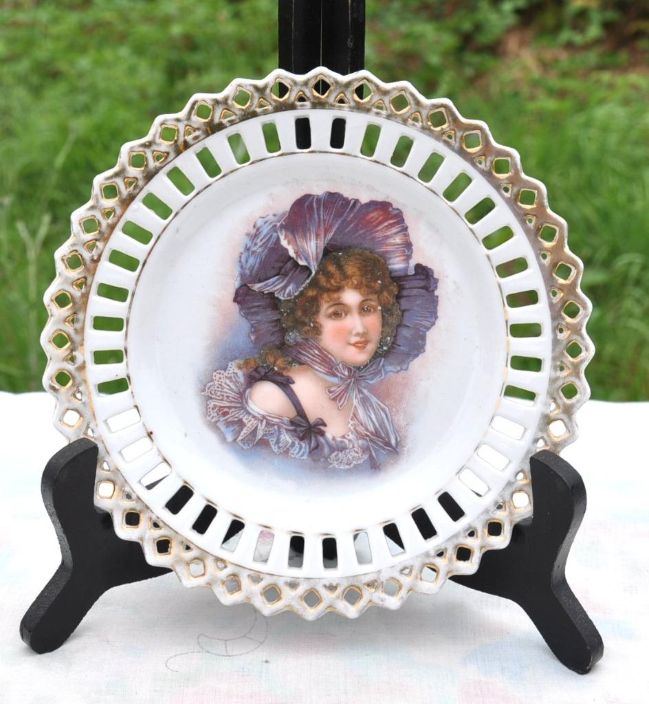 assiette décorative ajourée femme chapeau violet, Antiquités & Art, Enlèvement ou Envoi