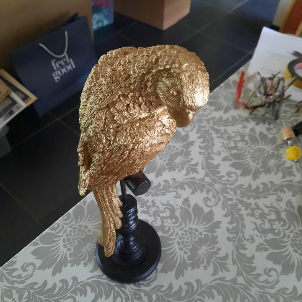 Papegaai - grote parkiet , op staander 25 cm hoog ., Ophalen of Verzenden
