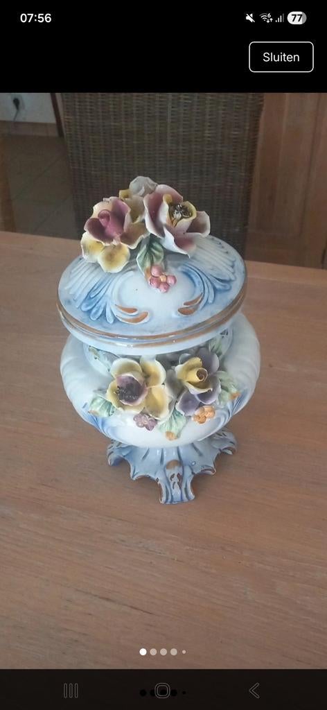 Antieke vaas met deksel Capodimonte, Enlèvement ou Envoi