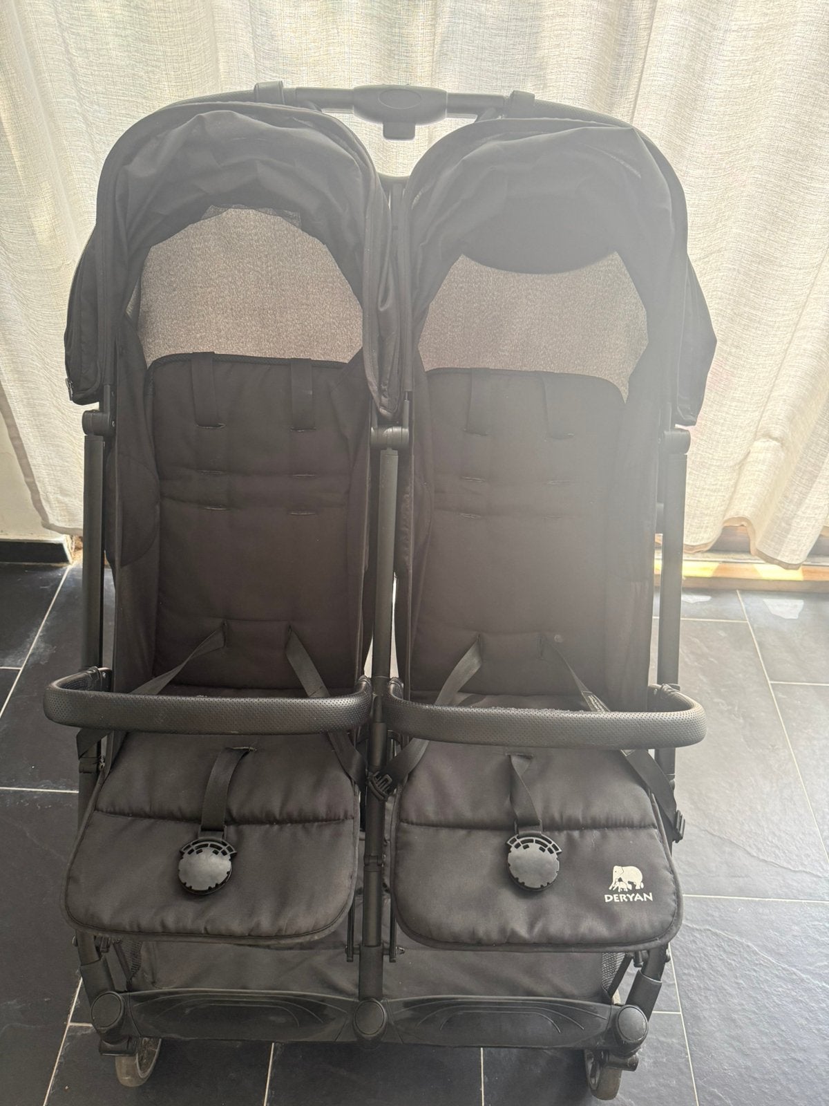 Zwarte Deryan dubbele buggy - 100€, Kinderen en Baby's, Ophalen, Gebruikt