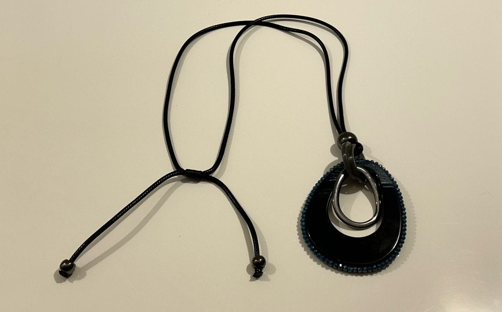 Blauwe halsketting met hanger, Ophalen of Verzenden, Nieuw, Blauw, Met hanger