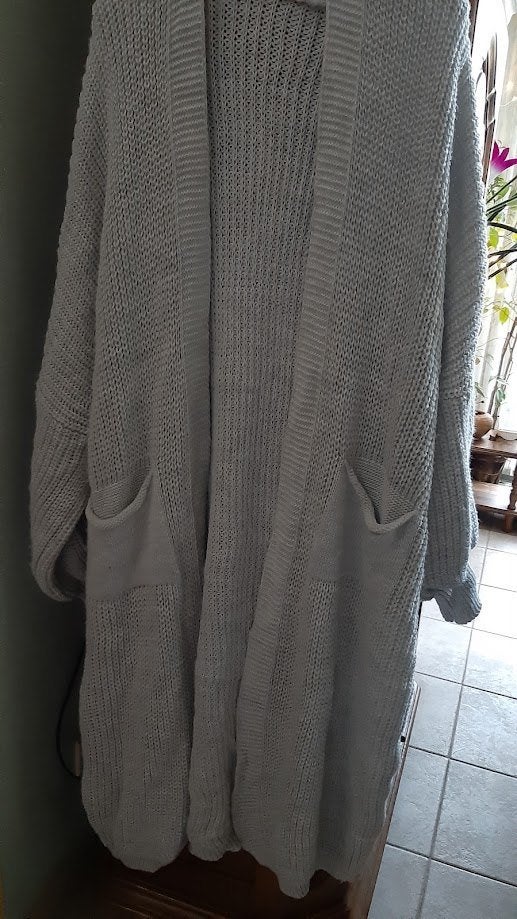 Gebreide tricot jas lang grijs gezellige warmte TU nieuw, Kleding | Dames, Ophalen of Verzenden, Nieuw, Maat 46/48 (XL) of groter