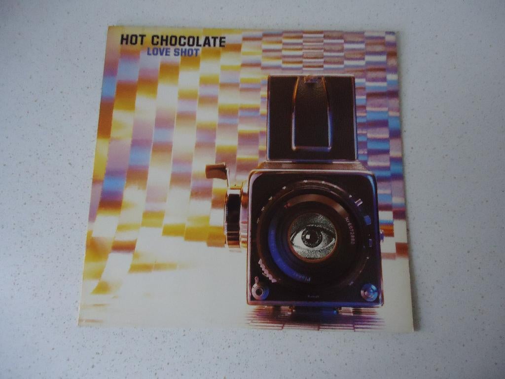 LP van "Hot Chocolate" Love Shot anno 1983., Enlèvement ou Envoi, Comme neuf, 12 pouces