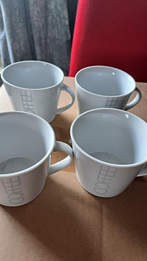 4 delig servies,tassen,kleine bordjes,dessert,soep en dinner, Ophalen