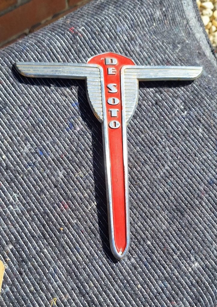 Kofferbakembleem van een DeSoto S5 Deluxe sedan uit 1938., Enlèvement ou Envoi, Utilisé, Pièces américaines