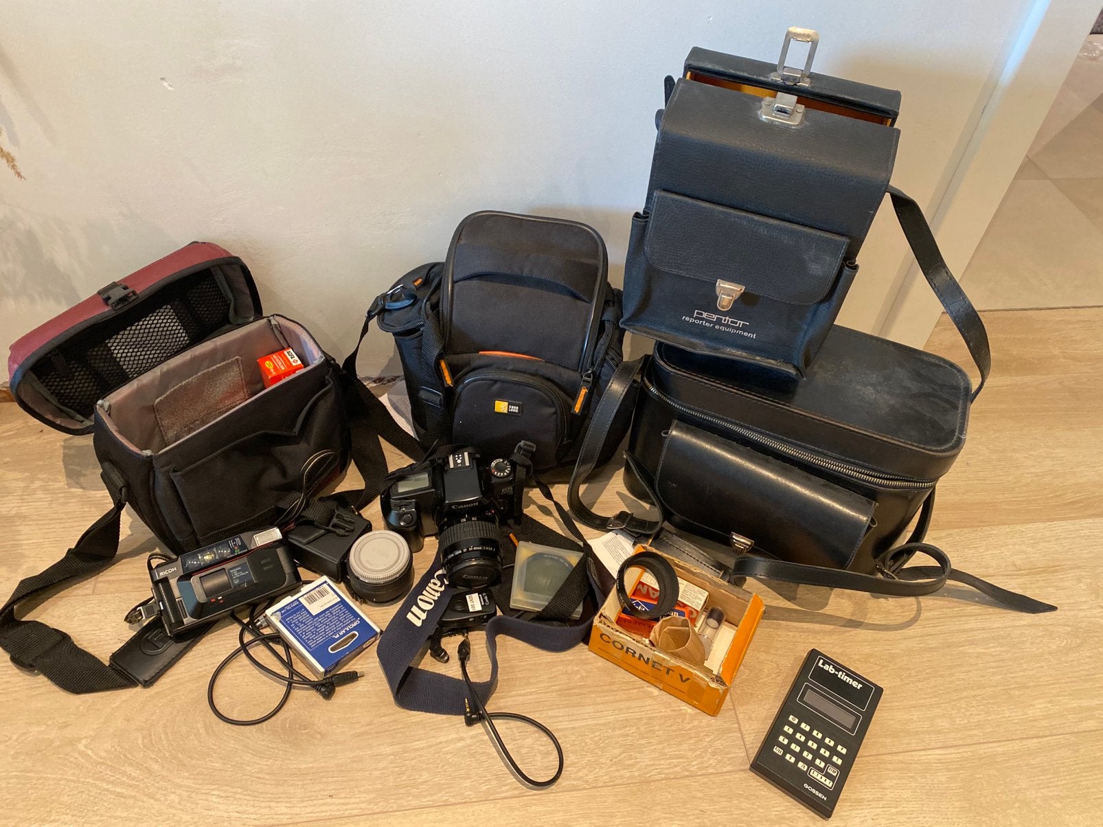 2 oude fototoestelen, verschillende fototassen en bijbehoren, Audio, Tv en Foto, Ophalen