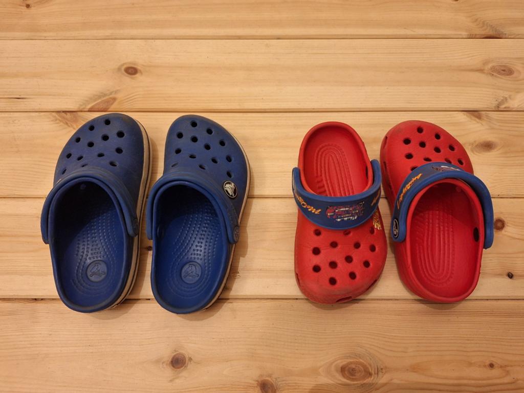 Rode Crocs maat 6/7 (2€)
Blauwe Crocs maat 8/9 (3€), Kinderen en Baby's, Kinderkleding | Schoenen en Sokken, Ophalen, Crocs