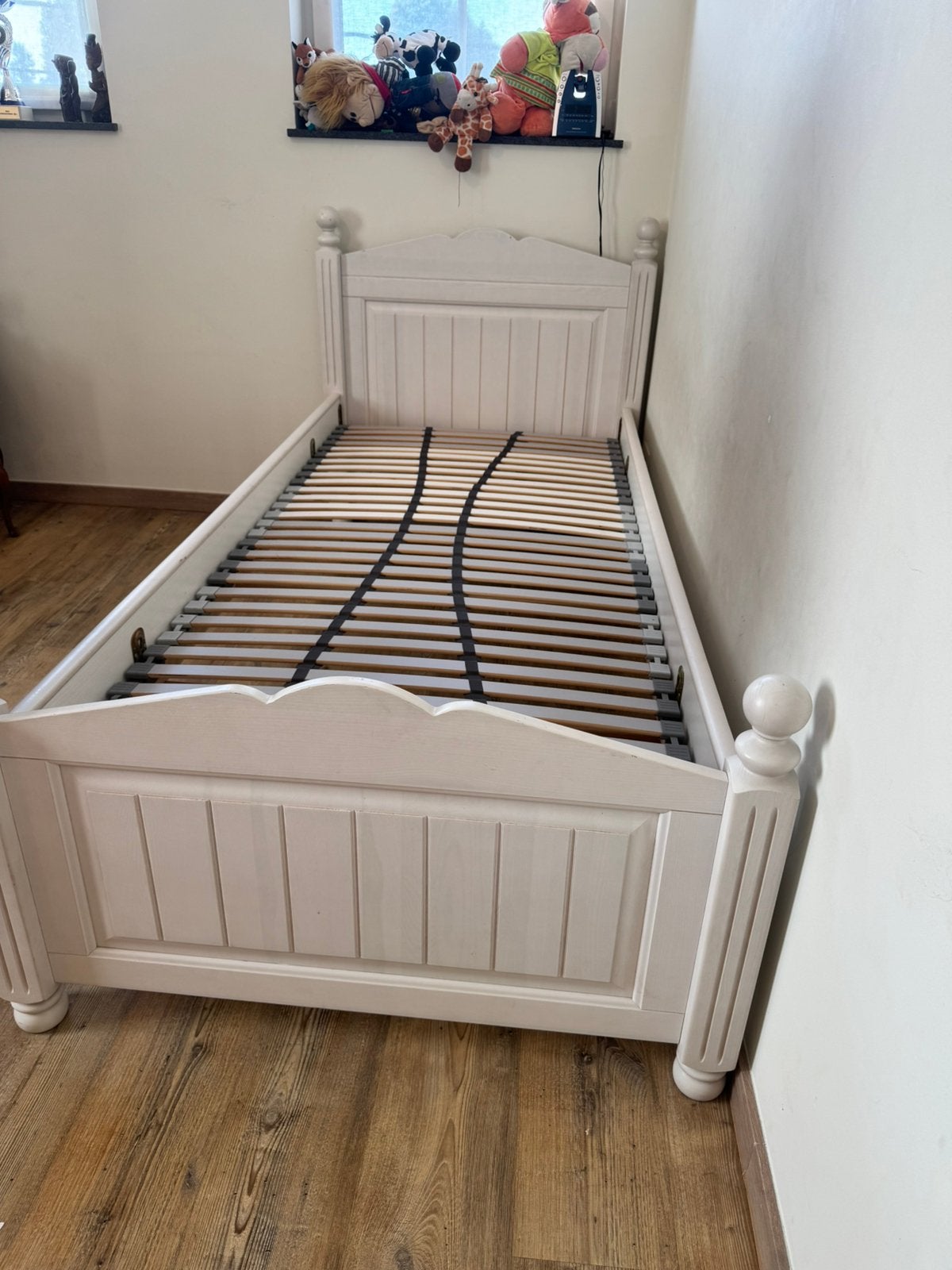 Massief houten bed. Witte nerfstructuur., Huis en Inrichting, Ophalen, Zo goed als nieuw