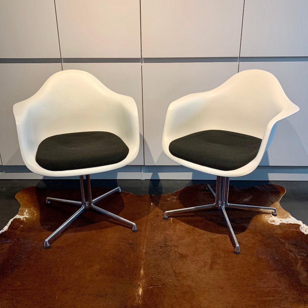 Vitra DAL Eames Plastic Armchairs met zitkussen - 4 stuks, Ophalen, Stof, Wit, Zo goed als nieuw