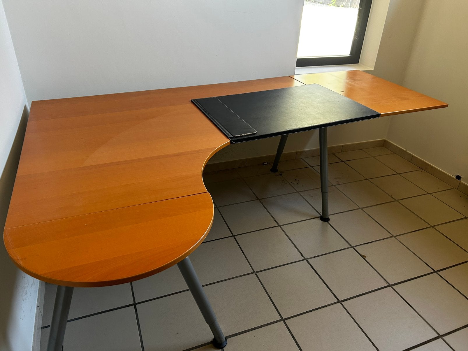 Te koop bureau met bijhorende rolluik lage kast, Ophalen, Zo goed als nieuw