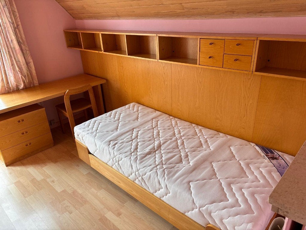slaapkamer incl bureau in massief hout – €50, Huis en Inrichting, Ophalen, Gebruikt, Eenpersoons, Hout
