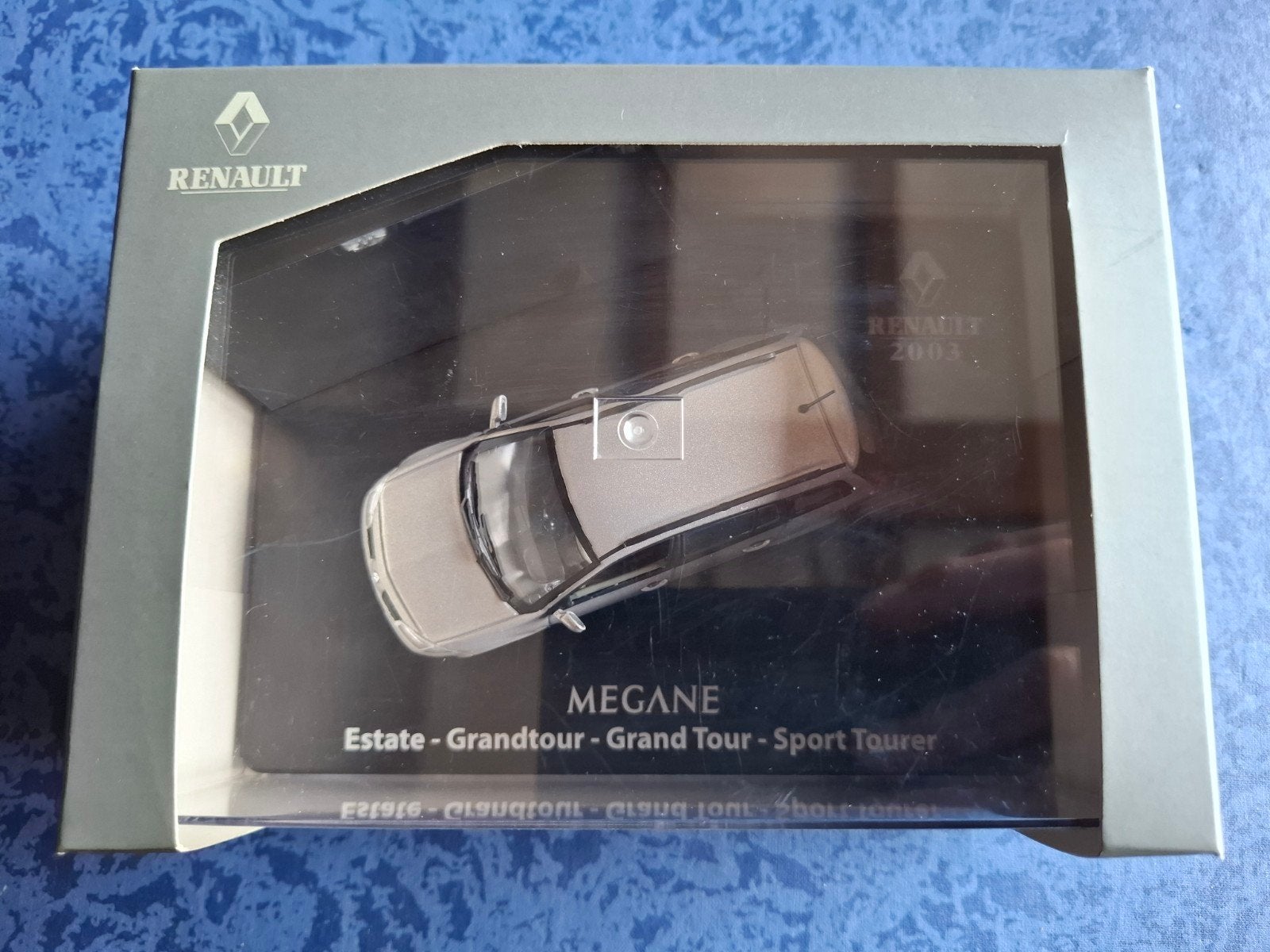 Miniature Renault Megane Grand Tour dans sa boîte, Enlèvement