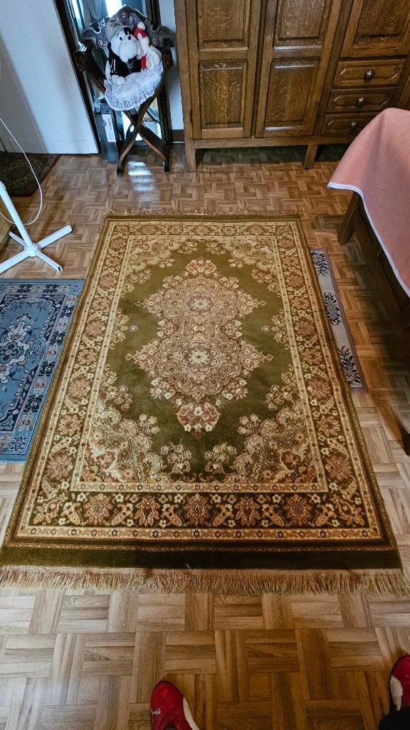 Dit groene Perzische tapijt uit de Yesemek-collectie Tapiso, Ophalen