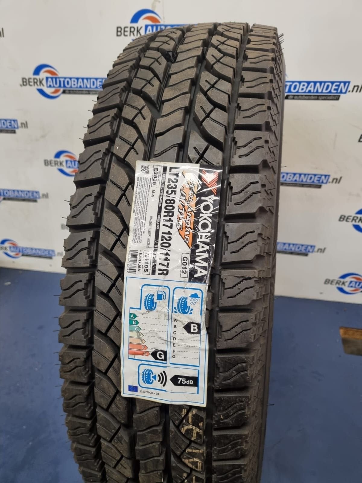 2x Yokohama Geolandar A/T-S (DEMO) 235/80 R17 120/117R 235/8, Auto-onderdelen, Banden en Velgen, Gebruikt, -, -, 17 inch