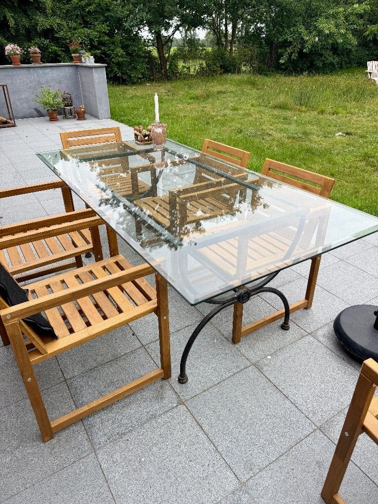 Sfeervolle tuintafel met glazen blad en metalen onderstel, Tuin en Terras, Tuintafels, Gebruikt, Rechthoekig, Metaal, Ophalen