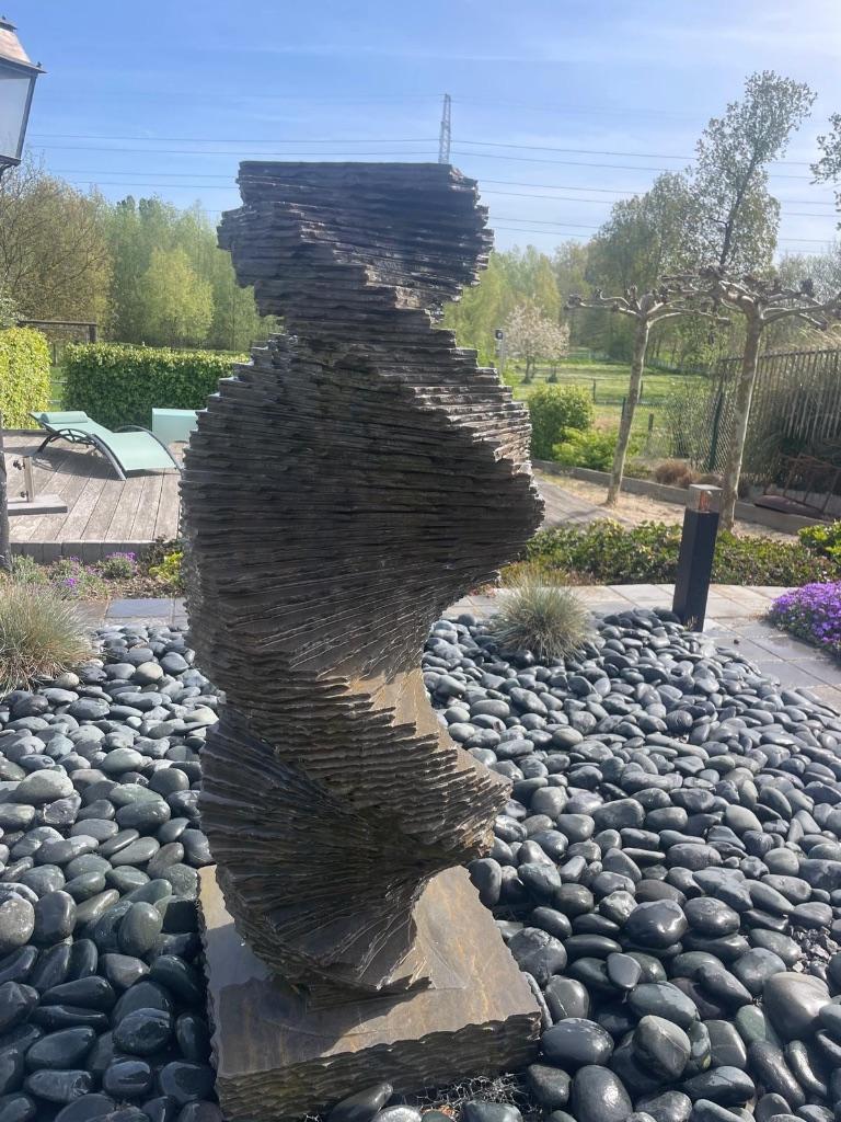 Dispositif d'eau avec pompe, Enlèvement, Utilisé, Béton, Fontaine