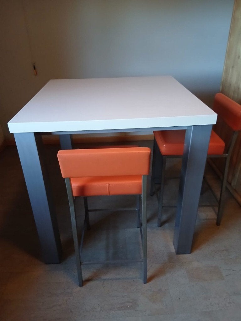 2 moderne oranje barkrukken en witte bartafel, Huis en Inrichting, Ophalen, Met voetsteun, 60 tot 90 cm, Zo goed als nieuw