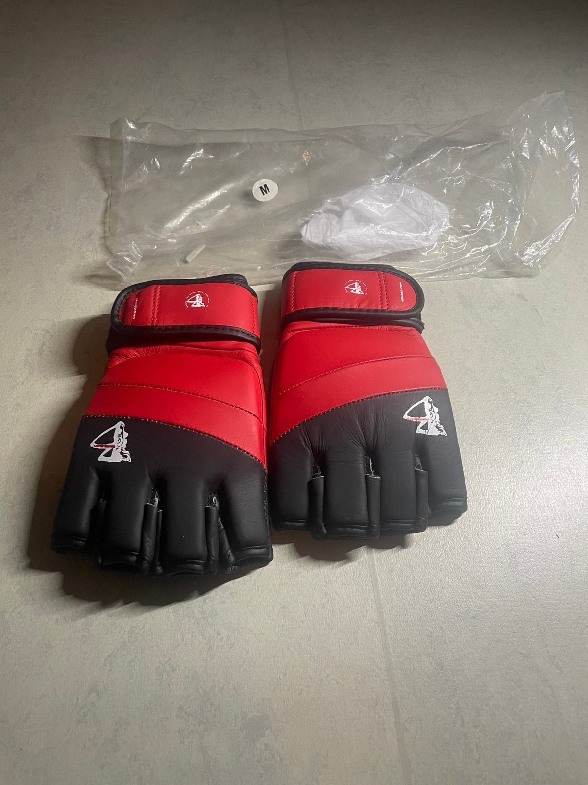 New MMA Center MMA Gloves Black/Red Size M, Sport en Fitness, Ophalen, Overige, Vechtsportbescherming, Nieuw