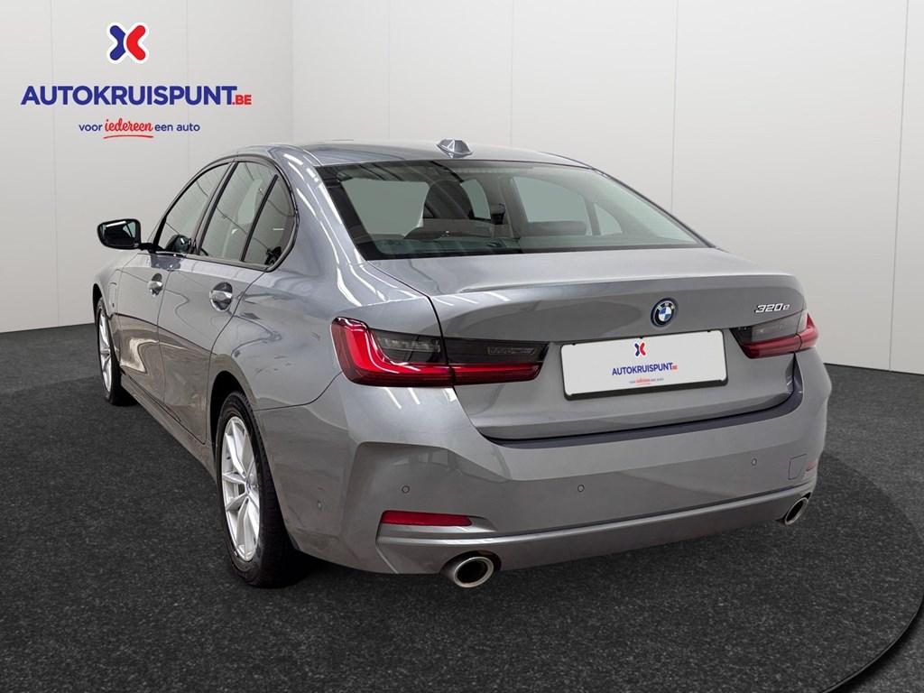 BMW 320 320e AUT. Leder GPS Camera Dig.Airco, 4 deurs, Parkeersensor, Hybride Elektrisch/Benzine, Zilver of Grijs
