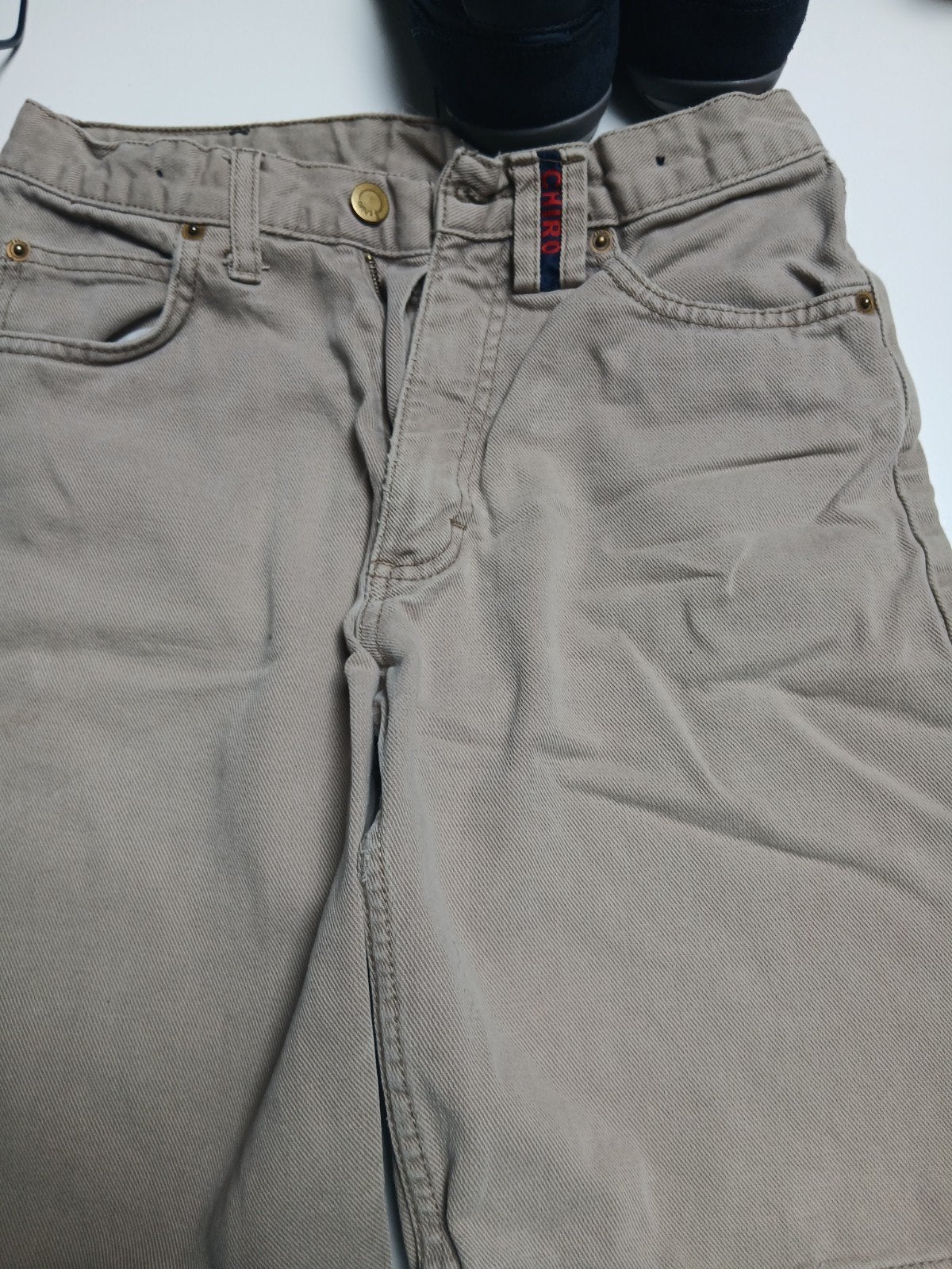 Chiro short maar 14 jaar, Enlèvement ou Envoi, Pantalon