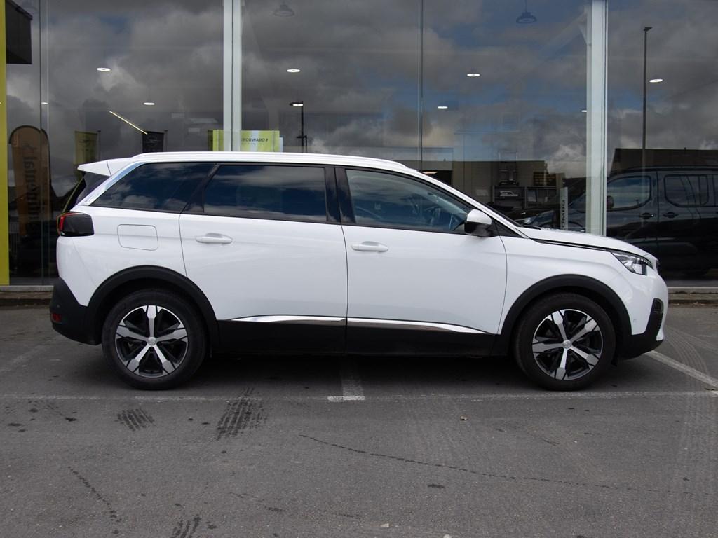 Peugeot 5008 1.2 PureTech |CAMERA|NAVIGATIE|TREKHAAK, Auto's, Peugeot, Automaat, Wit, 5 zetels, 97 kW