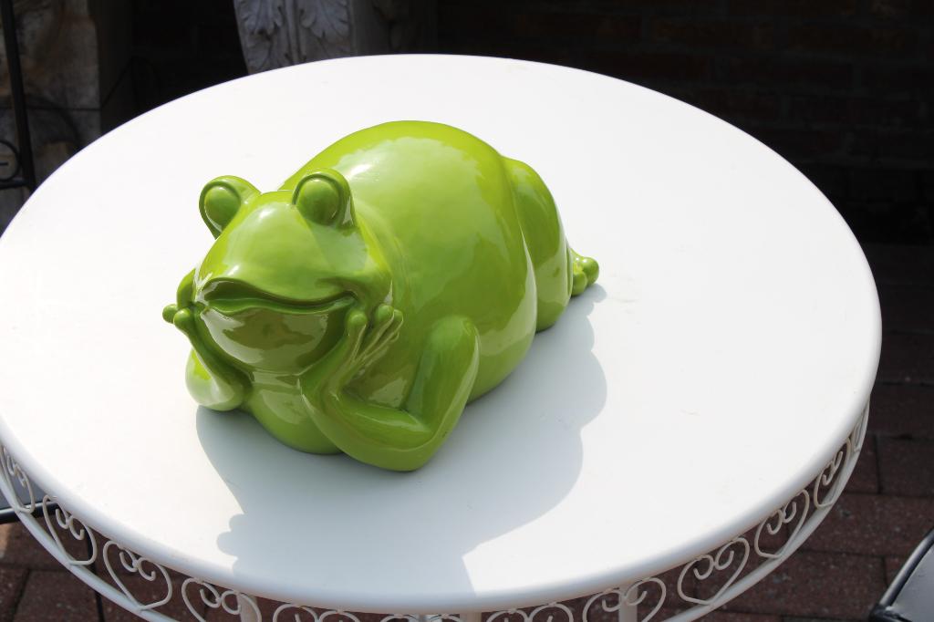 Standbeeld van een liggende groene kikker, te koop -50%, Tuin en Terras, Tuinbeelden, Zo goed als nieuw, Dierenbeeld, Kunststof