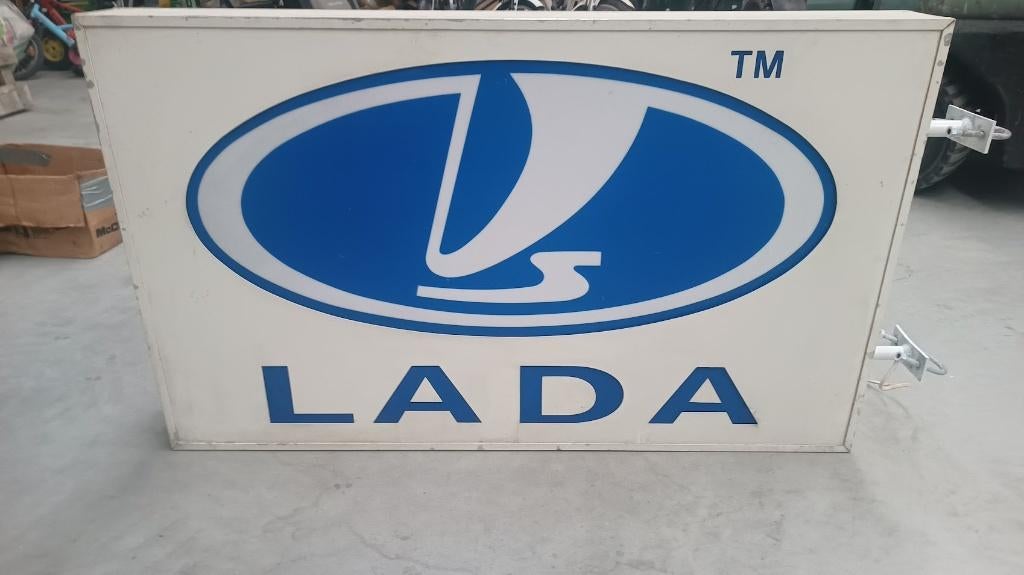 Lichtbak, lichtreclame Lada, Ophalen, Zo goed als nieuw