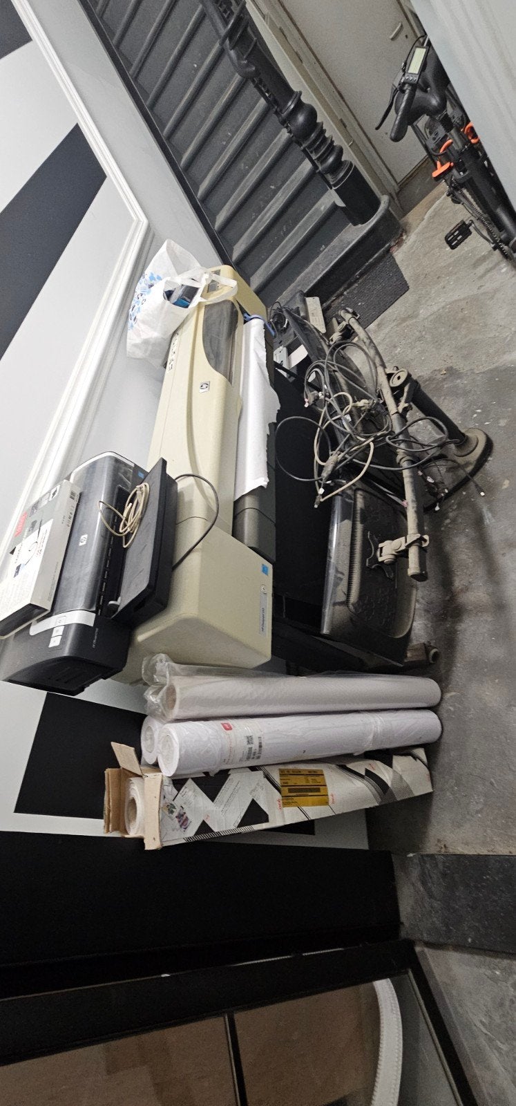 3 beeldschermen op 1 centrale voet, 3 printers en 1 plotter, Informatique & Logiciels, Enlèvement