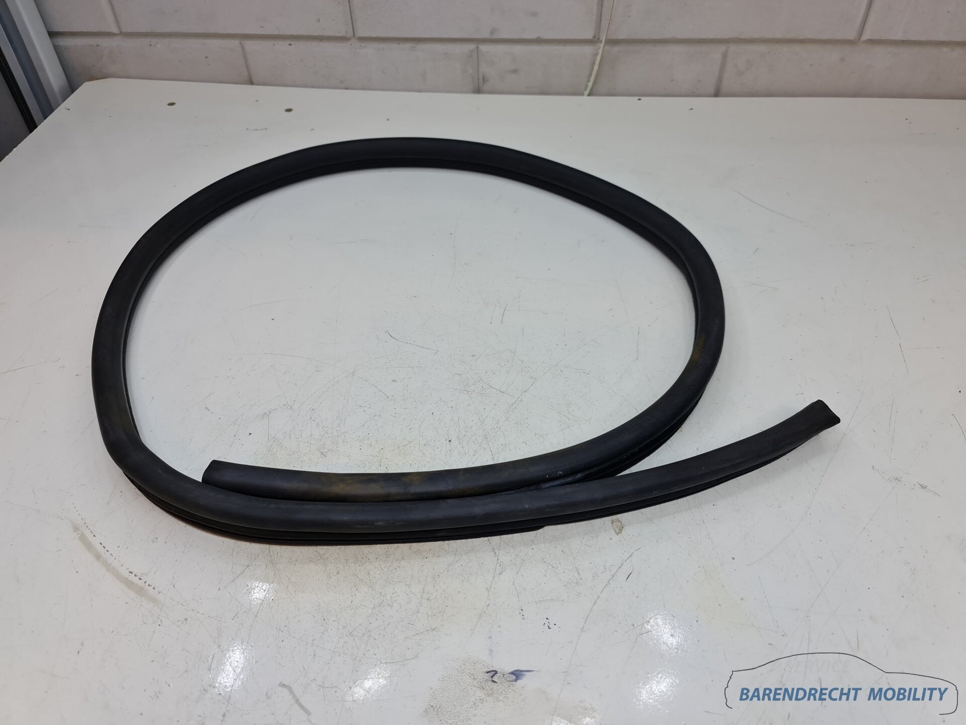 Deurrubber links bestuurderskant Mercedes CLK W209 portierru, Gebruikt, Mercedes-Benz AG, Mercedes-Benz, Mercedesstrasse 120
70372  Stuttgart, DE