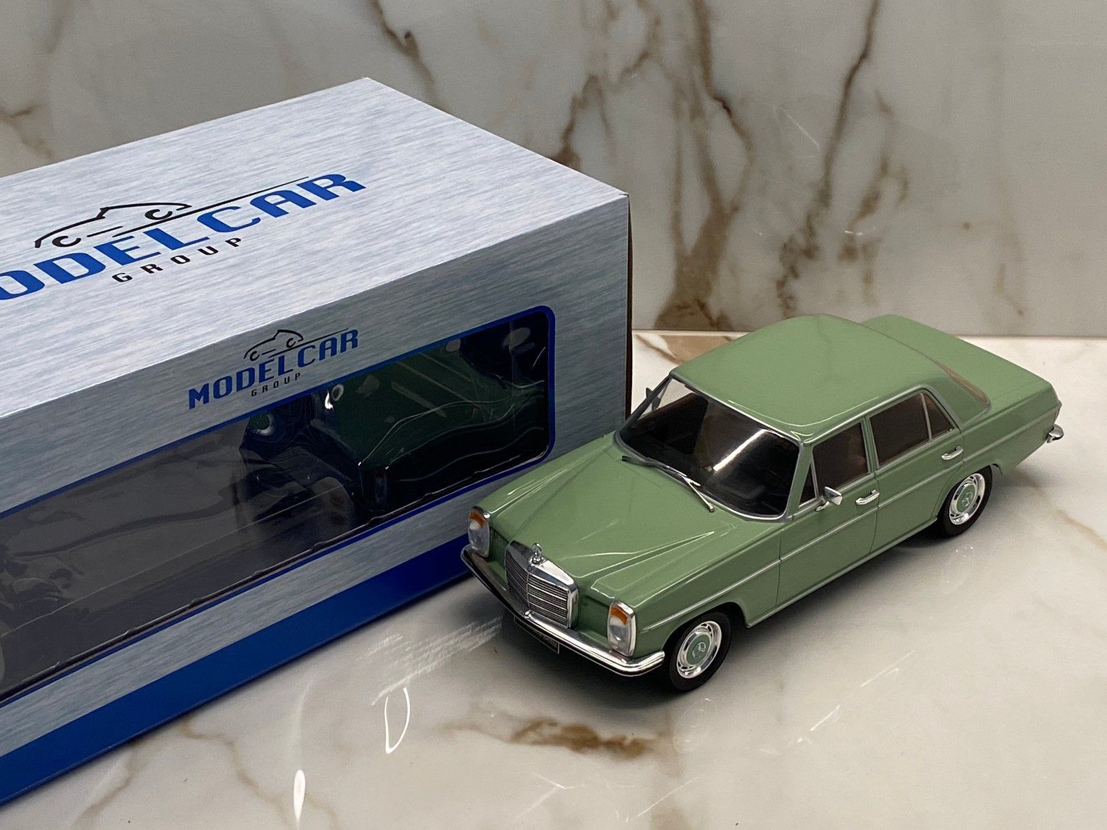 Modèle de véhicule Groupe Mercedes-Benz 220D - W115 - 1:18, Enlèvement ou Envoi, Comme neuf, Voiture