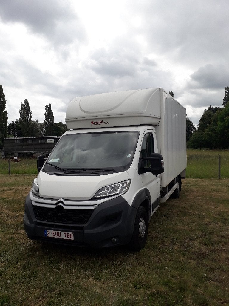 BESTELWAGEN MET MEUBELBAK EN LAADBRUG, Voorwielaandrijving, Stof, Euro 6, 4 cilinders