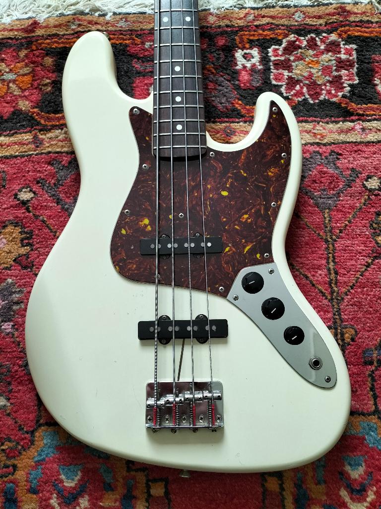 Squier Jazz Bass 1983 Japan (JV serial), Enlèvement, Utilisé, Électrique