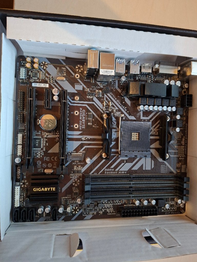 Gigabyte B450M DS3H moederbord AM4 micro-ATX DDR4 - in doos, Ophalen of Verzenden, Gebruikt, AMD, DDR4