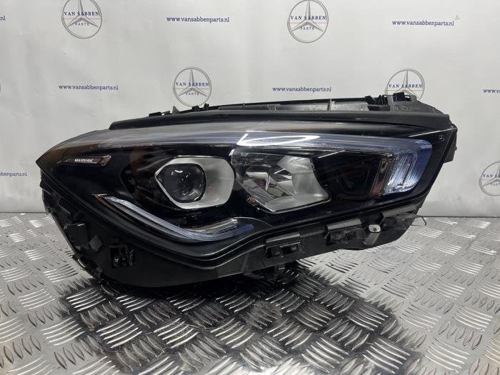 Phare droit d'un Mercedes CLA, -, 3 mois de garantie, Utilisé, -